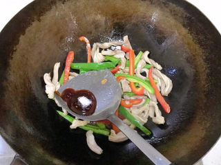 爆炒猪肚,炒到青椒丝变色，加入少了少许蚝油和盐。