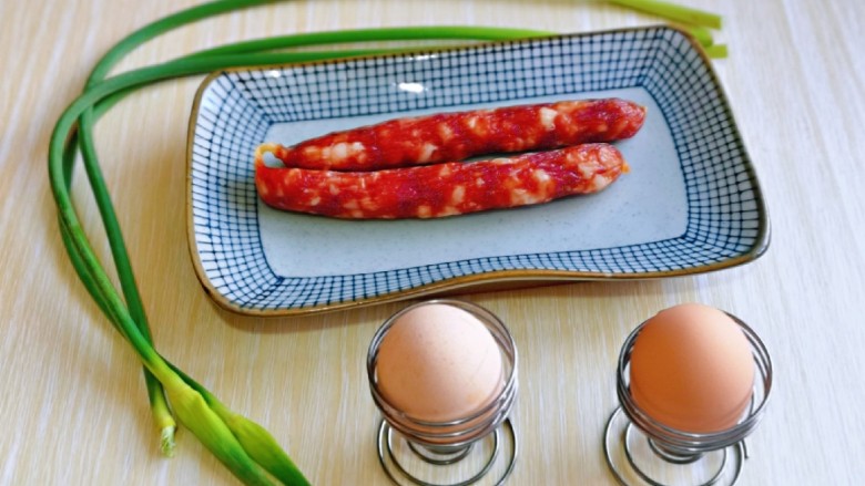 腊肠炒鸡蛋,准备食材，量可以根据胃口增加。