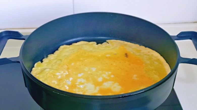 腊肠炒鸡蛋,起油锅，倒入蛋液，小火煎蛋饼。