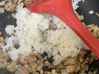 泡菜芝士鳗鱼炒饭,香菇炒出香味后放入米饭翻炒