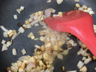 泡菜芝士鳗鱼炒饭,洋葱炒软变透明后下香菇继续炒