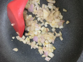 泡菜芝士鳗鱼炒饭,先下洋葱煸炒，炒出香味