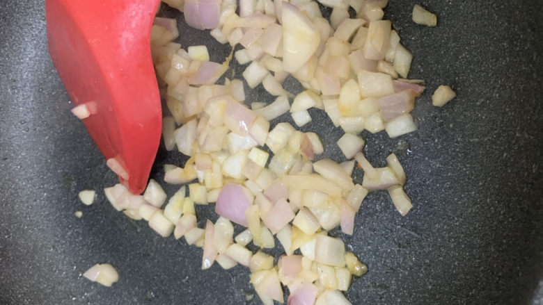 泡菜芝士鳗鱼炒饭,先下洋葱煸炒，炒出香味