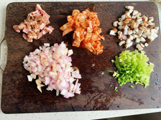 泡菜芝士鳗鱼炒饭,蘑菇、泡菜、洋葱、芹菜改刀粒