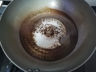 玉米面糊糊,锅里放入清水