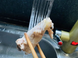 白果炖鸡,捞出沸水，用清水冲洗；