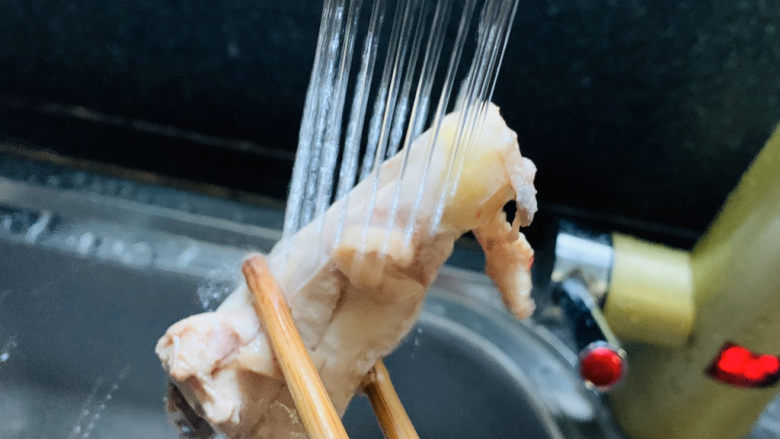 白果炖鸡,捞出沸水，用清水冲洗；