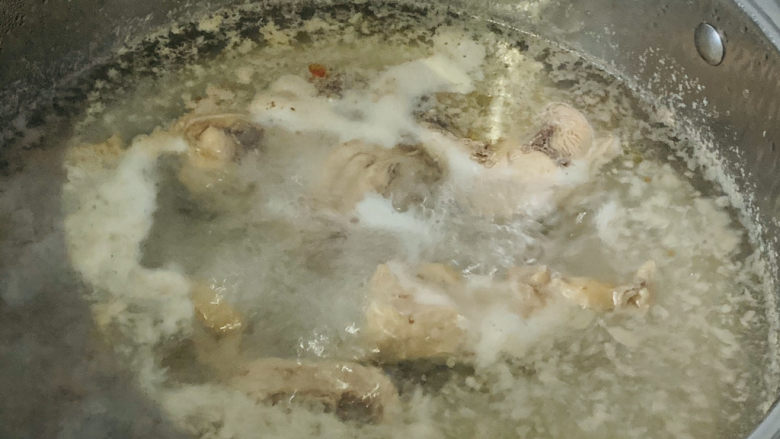 白果炖鸡,解冻，清水加料酒加姜片煮开，放入鸡肉焯水；