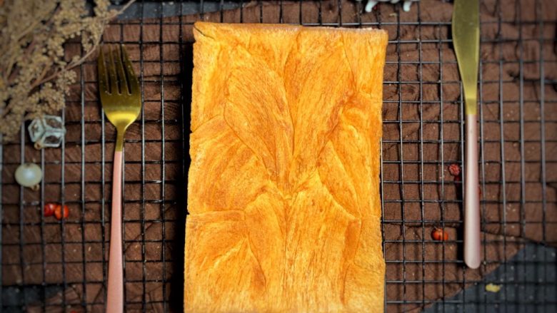 金砖,模具放烤架上 烤盘放水放烤架下面防止黄油滴落