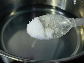 笋干老鸭汤,汤锅加盐，因为笋干冰冻过，加盐可恢复笋干任性；