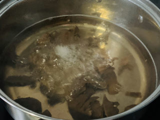 笋干老鸭汤,煮沸2分钟；