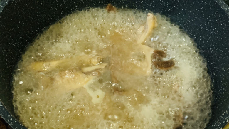 笋干老鸭汤,煮沸，转小火焖煮45分钟；