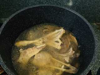 笋干老鸭汤,倒入炒好的鸭肉，加入清水；