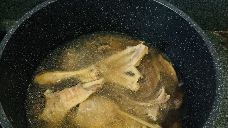 笋干老鸭汤,倒入炒好的鸭肉，加入清水；