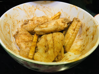 薯片鸡翅,搅拌均匀腌制；