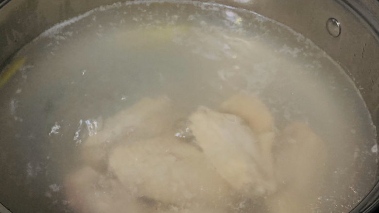 薯片鸡翅,鸡翅焯沸水；