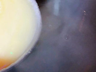 玉米面糊糊,锅中烧开水边搅拌边将玉米水倒入锅中