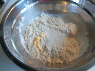 熏肉大饼,面粉加入适量盐。
