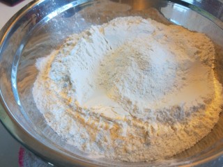 熏肉大饼,在倒入300克面粉。