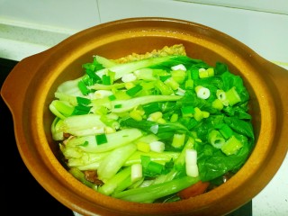 卤花生米、豆腐串、胡萝卜、山药、带鱼、上海青,再煮2分钟