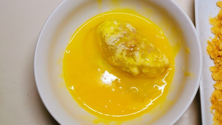 薯片鸡翅,移至到蛋液碗里滚一圈