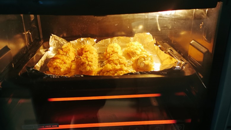 薯片鸡翅,烤箱预热5分钟 选择上下火180度 烤20分钟