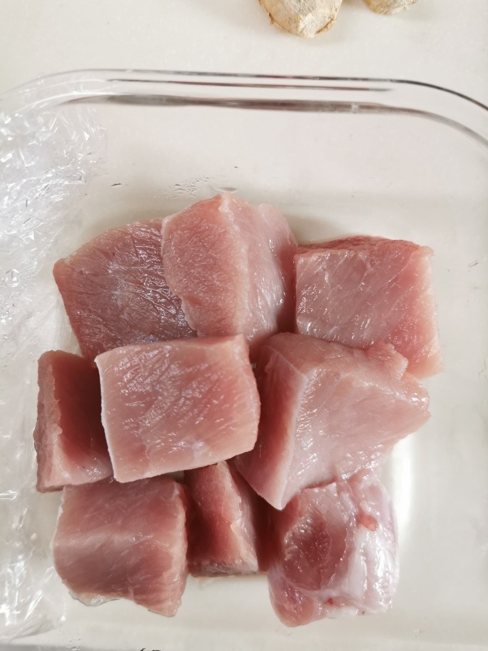 红枣海参汤,猪脊肉切小块。