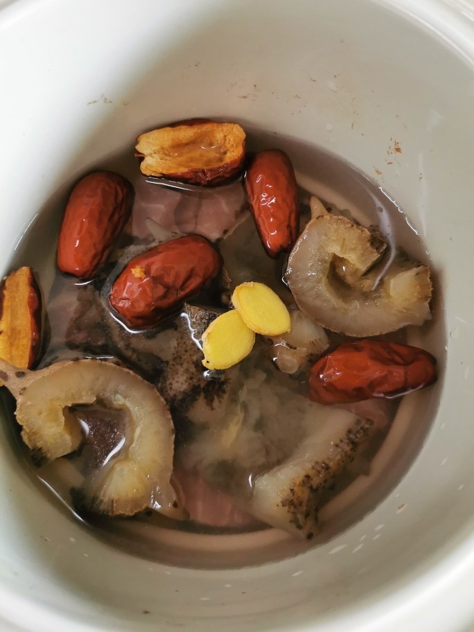 红枣海参汤,所有食材放入炖盅，加水加盖。
