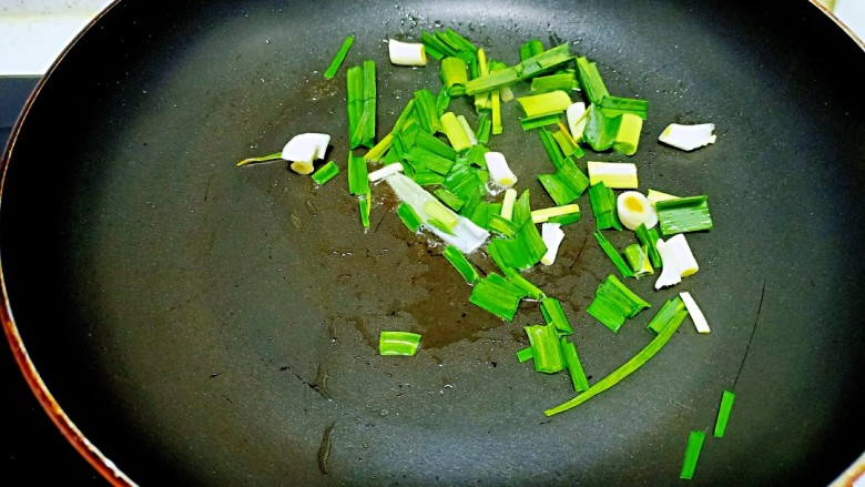 豆腐、带鱼炒菠菜、上海青,锅中放入适量油放入蒜苗