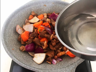 胡萝卜炖羊肉,翻炒均匀，加入开水，水量没过食材，大火烧开后小火慢炖50分钟