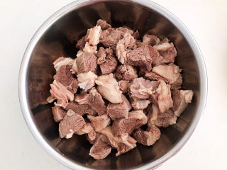 胡萝卜炖羊肉,把焯好的羊肉捞出来，用温水清洗干净