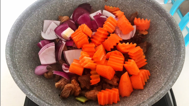 胡萝卜炖羊肉,加入胡萝卜和圆葱