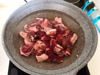 胡萝卜炖羊肉,羊肉冷水下锅，水开后焯水5分钟