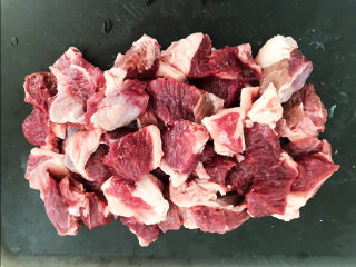 胡萝卜炖羊肉,把羊肉切成小块