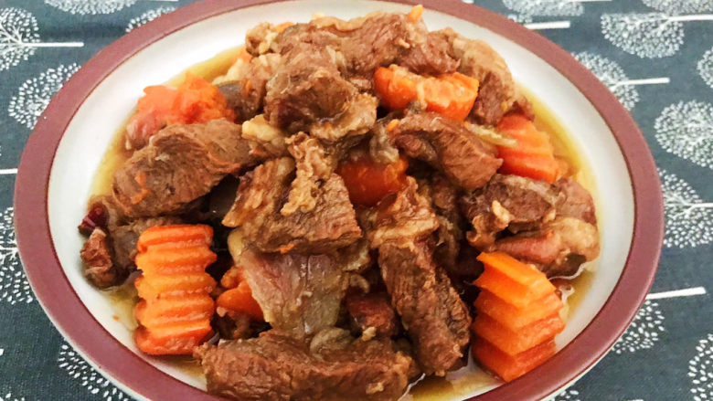 胡萝卜炖羊肉,胡萝卜炖羊肉出锅了~