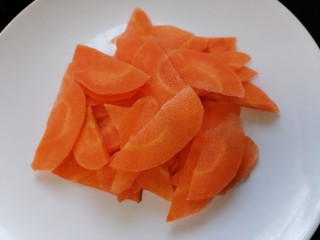 胡萝卜炒木耳,对半切后切成薄片