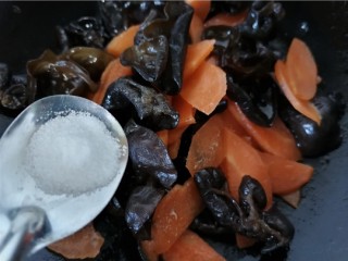 胡萝卜炒木耳,加入半勺盐调味