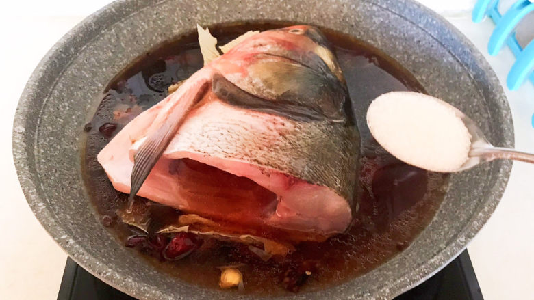 麻辣鱼头,烧开后加入精盐，这样鱼头可以更加入味