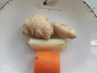 西芹炒牛肉,葱姜胡萝卜备用。
