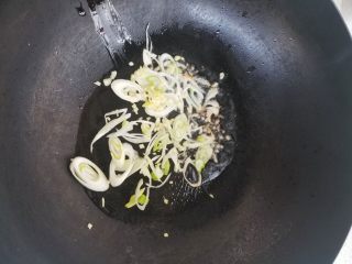 西芹炒牛肉,待油热之后，放入葱花姜末。