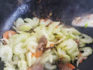 西芹炒牛肉,牛肉煸熟后放入胡萝卜西芹，加入适量的盐，翻炒。