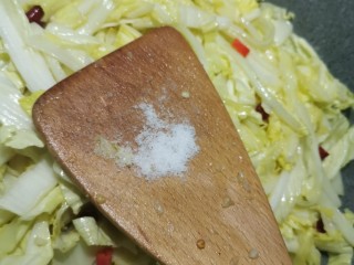 酸辣白菜丝,炒软后加入适量盐和鸡粉
