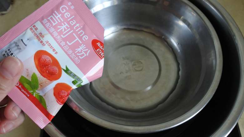 甜橙酸奶布丁,纯净水40ml加10g吉利丁粉，隔水加热至融化