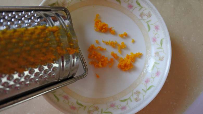 甜橙酸奶布丁,橙子皮用擦子擦成碎屑