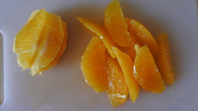 甜橙酸奶布丁,取橙肉切成小块，剩下的边角料挤出汁备用