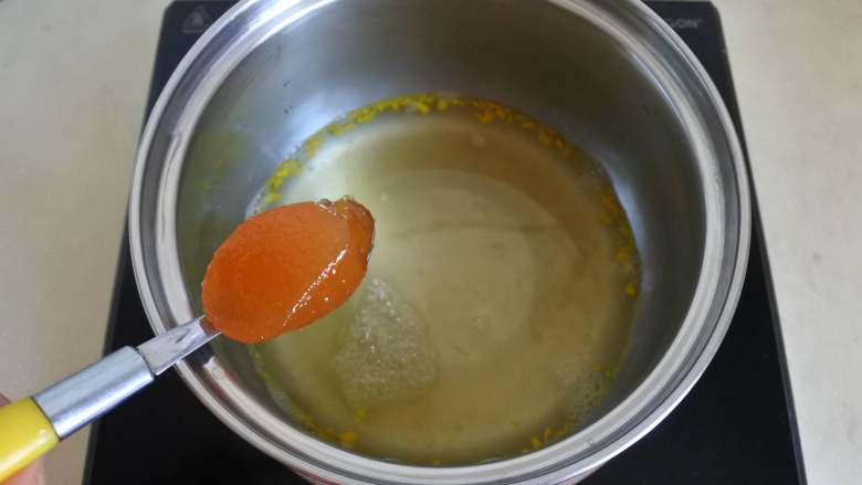 甜橙酸奶布丁,纯净水加入橙皮屑加热出香味，放入橙子果酱、糖搅匀。煮到稍微黏稠一点不要太稀，放凉