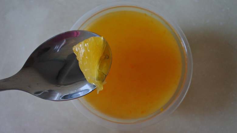 甜橙酸奶布丁,把橙子酱汁浇在布丁上，放上橙子肉点缀