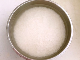 香菇腊肠焖饭,大米清洗干净后用冷水浸泡4个小时左右