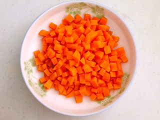 香菇腊肠焖饭,胡萝卜切成小丁