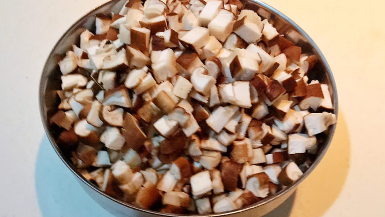 香菇腊肠焖饭,把香菇切成小块